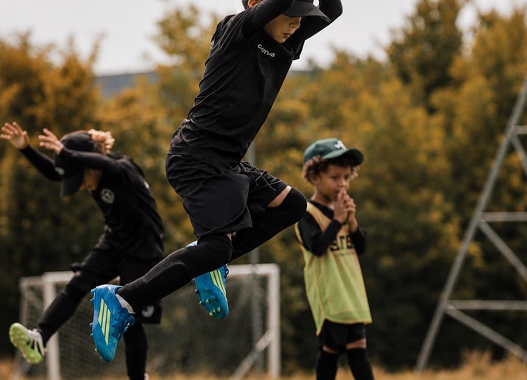 Des enfants à l'entraînement pendant un camp STEPS